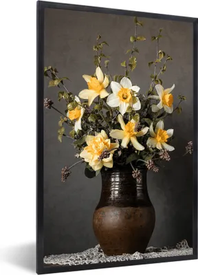 Produktbild von MuchoWow® Gerahmtes Poster Stillleben - Narzisse - Vase 60x90 cm - Poster mit Schwarzem Bilderrahmen Wandposter Rahmen Foto Bilder - Kunst