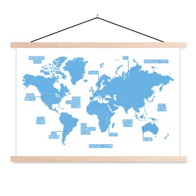 Produktbild von MuchoWow® Textilposter Weltkarte - Blau - Einfach 120x80 cm mit holzfarbenen Rahmen - Aufhängeset