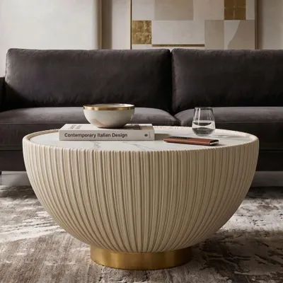 Produktbild von Elge Couchtisch – Glamouröses Design mit geriffeltem Fuß und Tischplatte in Marmoroptik, Golddetails, Ø 71 x 38 cm – 940