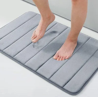 Zdjęcie produktu dla Mata antypoślizgowa Unyqoos® 40 x 120 cm – Pianka memory (1,5 cm), mikrofibra o strukturze weluru, bardzo chłonna i antypoślizgowa, z siatkowym tyłem zapobiegającym ślizganiu, idealna do łazienki i pod prysznic