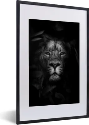 Produktbild von MuchoWow® Gerahmtes Poster Porträt eines Löwen mit Blättern im Dschungel - schwarz und weiß 40x60 cm - Poster mit Schwarzem Bilderrahmen Wandposter Rahmen Foto Bilder - Poster in Rahmen