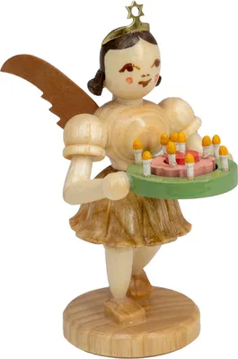 Ein hölzerner Engel mit goldener Krone und braunen Flügeln hält ein Tablett mit einer kleinen Torte auf der gelbe Kerzen stehen