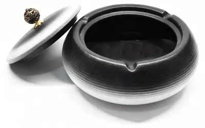 Productafbeelding van Keramische asbak - Met deksel, geschikt voor buiten - Windbestendig - Zwart-wit, diameter 11,8 cm