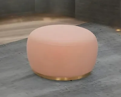Produktbild von Zarter Hocker in Rosa Weiche Form, elegantes Design mit Goldakzent
