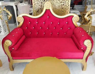 Produktbild von Casa Padrino Luxus Barock Sofa Rot / Gold - Handgefertigtes Massivholz Wohnzimmer Sofa mit edlem Samtstoff und Glitzersteinen - Barock Möbel - Edel & Prunkvoll