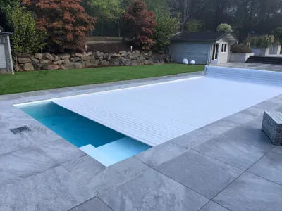 Produktbild von Pool Oberflurrollladen BASIC - Manuell - 3,00 m x 6,00 m | PVC Lamellen | Weiß