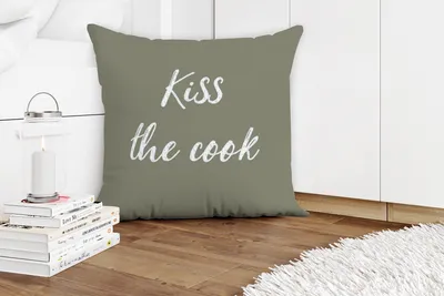 Produktbild von MuchoWow® Zierkissen Sofakissen Wohnzimmer Dekokissen 60x60 cm Zitate - Küss den Koch - Sprichwörter - Kuss - Sitzfläche - Foto Polster