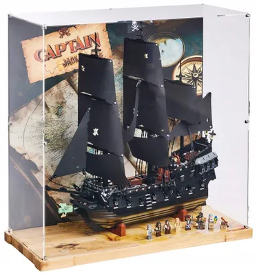 Produktbild von Blacked Brick WOOD Vitrine mit bedruckter Rückwand für LEGO® 10365 ICONS – Jack Sparrows Schiff