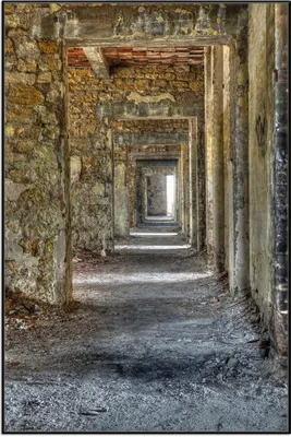 Produktbild von Wallario Wandbild Weg durch eine verlassene Ruine, Größe: 61 x 91,50 cm, Poster mit schwarzem Aluminiumrahmen