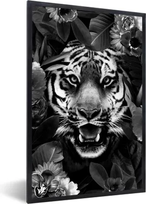 Produktbild von MuchoWow® Gerahmtes Poster Tiger zwischen den Blumen - schwarz und weiß 60x90 cm - Poster mit Schwarzem Bilderrahmen Wandposter Rahmen Foto Bilder - Kunst