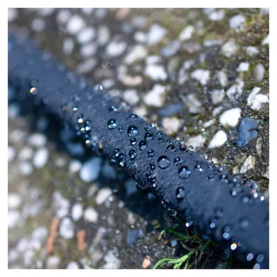 Produktbild von Perlschlauch 15m – Bewässerungsschlauch mit Anschlusszubehör | Mikrobewässerung für Garten, Beete und Gewächshaus | Wassersparend und kürzbar | Ø 1,8 cm schwarz