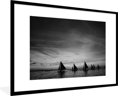 Produktbild von MuchoWow® MuchoWow® Gerahmtes Poster Segelboote vor der Küste von Boracay - schwarz und weiß 90x60 cm - Poster mit zchwarzem Bilderrahmen - Wanddekoration - Fotos