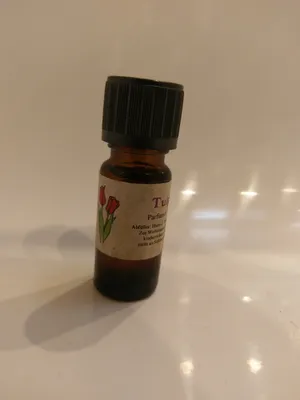 Kleine braune Flasche mit einem schwarzen Verschluss. Auf dem Etikett steht "Tulpe".