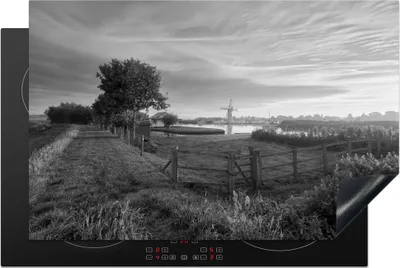 Produktbild von KitchenYeah© Herdabdeckplatte Zäune, die die Landschaft des The Broads National Park umgeben, in schwarz-weiß , 81x52cm, Küche Deko, Glaskeramikkochfeld Herdabdeckung, Abdeckplatte fùr Kochfeld