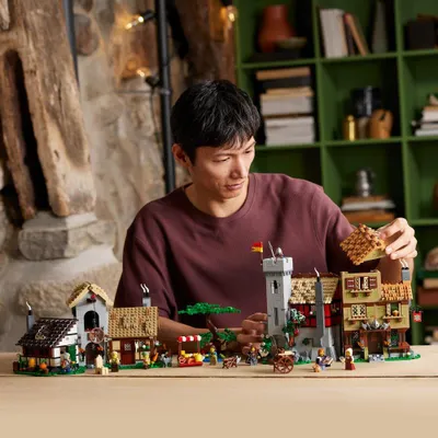 Zdjęcie produktu dla LEGO Icons Średniowieczny plac miejski, zestaw dla dorosłych do budowania, pomysł na prezent dla fana historii, model miasteczka Felsa, dekoracje do domu i biura, prezenty dla niej i dla niego, 10332