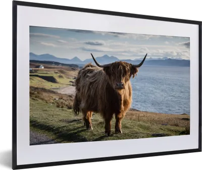 Produktbild von MuchoWow® MuchoWow® Gerahmtes Poster Schottisches Hochlandrind - Licht - Wasser 60x40 cm - Poster mit zchwarzem Bilderrahmen - Schlafzimmer - Plakat in Rahmen - Drucken
