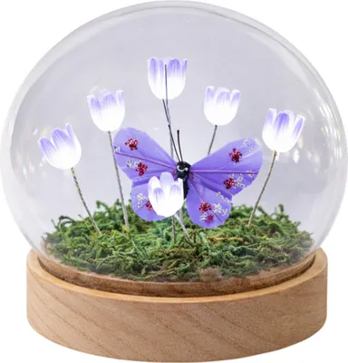 Produktbild von LED Deko Kugel Lila Blumen Schmetterling Glaskugel mit Holzsockel Timer
