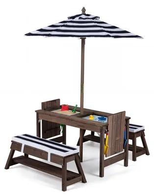 Image de Ensemble de mobilier pour enfants COSTWAY comprenant : une table de pique-nique d'extérieur, un ensemble de sièges avec parasol, une table à sable et 2 bancs, une table pour enfants avec 2 bacs de rangement, des pelles et des râteaux, ainsi qu'une housse de protection