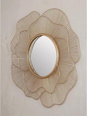 Runder Wandspiegel Rose aus lackiertem Eisen in Gold mit 77cm Gesamtdurchmesser in der Frontalansicht vor reinweißem Hintergrund._#sku_SAFWL7.122#