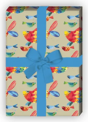 Produktbild von Lustiges Geschenkpapier mit Regenbogen Fischen auf beige - G7559, 32 x 48cm