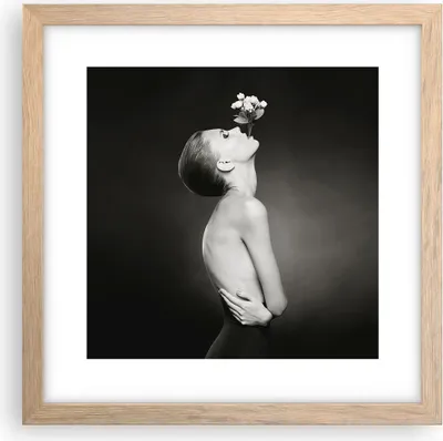 Produktbild von Gerahmtes Poster - Rahmen in heller Eiche - Nackt Frau Blumen - 30x30 cm - Wand Bild - Wanddeko - Wandbilder - Kunstposter - Wandposter - Bilderrahmen - Bilder - Kunstdruck - P2NAC30x30-4849