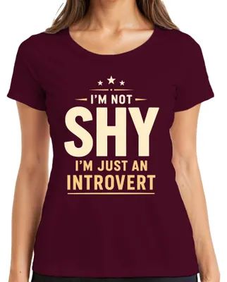 Immagine prodotto di Maglietta da donna, taglia M, colore bordeaux, con scritta: "Non sono timida, sono solo introversa". Frase ironica e sarcastica