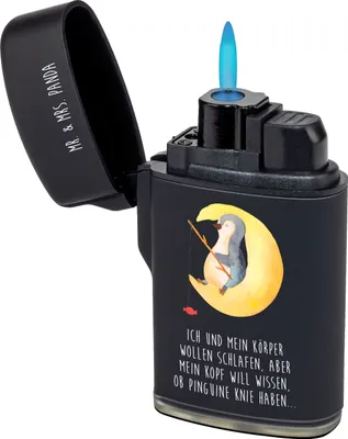 Produktbild von Mr. & Mrs. Panda sturmfeuerzeug Pinguin Mond - Schwarz - Geschenk, Neugierig, Gästezimmer, anzünder, Gasfeuerzeug, Feuerzeug, Spruch, Zünder, Süßigkeiten, Feuerzeuge