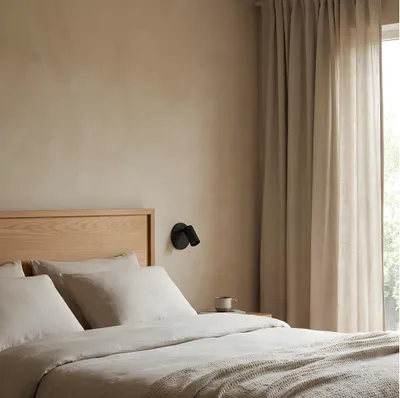 Zdjęcie produktu dla LedsC4, lampka do czytania wewnętrzna, 200 lumenów, 2700K - Nowoczesny design w przezroczystym, czarnym aluminium, efektywne i stylowe oświetlenie do domu