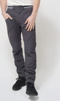 Pro Model Hose von Looking for Wild in Grau; geeignet für Klettern und Bouldern; getragen von einem Mann mit Händen in den Taschen.