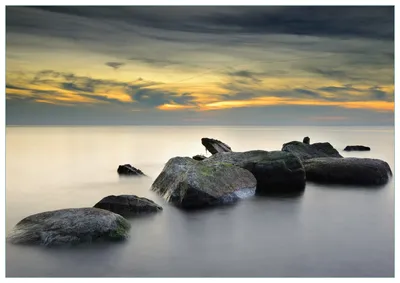 Produktbild von Wallario Premium Glasbild, freischwebende Optik, kräftige Farben, Größe 100 x 70 cm Motiv Mystische Felsen im Meer