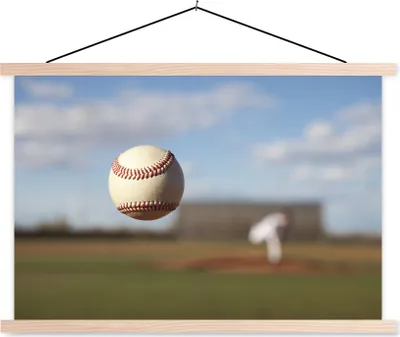 Produktbild von MuchoWow® Textilposter Ein schön geworfener Baseball durch den Pitcher 120x80 cm mit holzfarbenen Rahmen - Aufhängeset