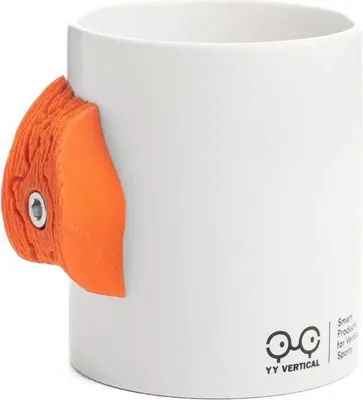 Weißer Kaffeebecher mit orangefarbenem Klettergriff von YY Vertical; ideal als Geschenk für Kletterfreunde.