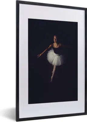 Produktbild von MuchoWow® MuchoWow® Gerahmtes Poster Junge Ballerina auf schwarzem Hintergrund 40x60 cm - Poster mit zchwarzem Bilderrahmen - Poster in Rahmen