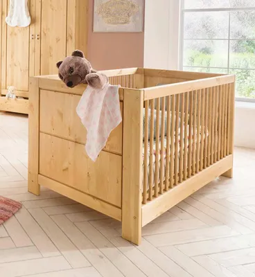 Babybett VITA 140 x 70 cm aus Kiefer massiv in Naturfarbe, Gesamtansicht mit Sprossen und massiven Holzpfosten.