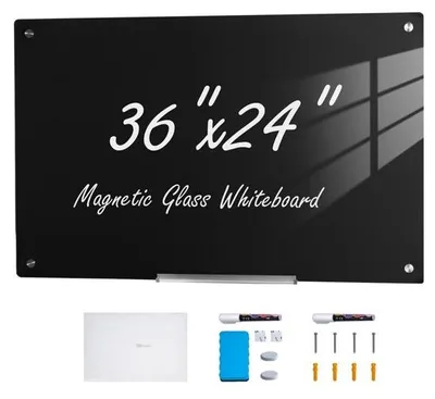 Zdjęcie produktu dla Tablica magnetyczna 90 x 60 cm – z uchwytem na pisaki, ściereczką i 2 tulejami magnetycznymi – czarna rakla