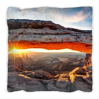 Produktbild von Wallario Premium Kissen, weiche Oberfläche, mit Motiv Sonnenstrahl am Horizont  Leuchtende Felsspalte, Größe: 60 x 60 cm, mit weißer Rückseite