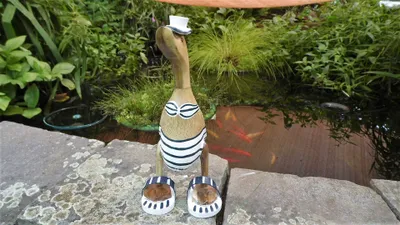 Produktbild von Laufente in Badelatschen+ Hut 33 cm Duck in Beach Look Teak Holz Ente Summertime