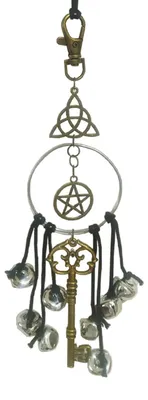 Produktbild von Windspiel aus Metall, Hexenaccessoire, für Garten, drinnen und draußen, zum Aufhängen im Haus, Garten und auf der Terrasse.