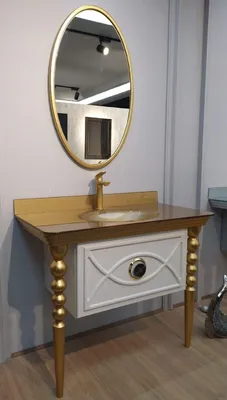 Produktbild von Casa Padrino Barock Badezimmer Set Weiß / Gold - 1 Waschtisch mit Glas Waschbecken & 1 Wandspiegel - Badezimmer Möbel im Barockstil