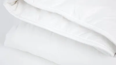 Produktbild von Unyqoos® Snoozing Kreta Sommerbettdecke Junior 120x150 cm – 100% Baumwolle, weiß, Wärmegrad 4, leicht & kühlend für heiße Sommernächte