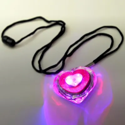 Produktbild von LED-Glitzerherz Umhänger mit Anstecknadel I Blinkender Herz Schmuck I Herzbrosche mit Licht