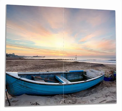 Produktbild von Wallario Herdabdeckplatte aus Glas, Größe 60 x 52 cm 2-teilig, Motiv Fischerboot am Strand bei Sonnenuntergang