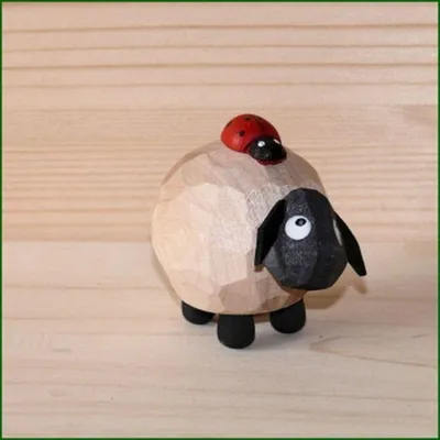 Imagen del producto de Figura de madera de oveja con mariquita, color claro, altura de 4,5 cm. Producto nuevo