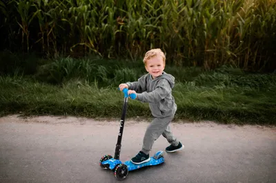 Immagine prodotto di Monopattino a tre ruote Kidwell VENTO FUTBOL, con luci LED, regolabile in altezza, adatto dai 3 anni in su