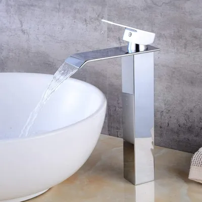Produktbild von Moderní koupelnová baterie s jednou pákou Vodopád Chrome Vysoká umyvadlová baterie s umyvadlem Vodovodní kohoutek s jednou rukojetí Mosaz Chrome