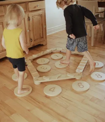 Produktbild von Kinderfeets Balance Spielzeug Set mit Stepping Stones Holz