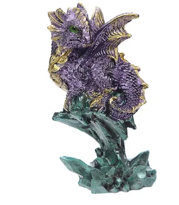 Drache ist hauptsächlich in einem tiefen Violett gehalten, mit glänzenden goldenen Akzenten.