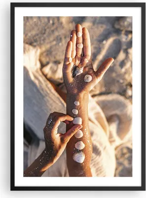 Produktbild von Gerahmtes Poster - Schwarzer Rahmen - Muschel Hand Strand - 50x70 cm - Wand Bild - Wanddeko - Wandbilder - Kunstposter - Wandposter - Bilderrahmen - Bilder - Kunstdruck - P2BPA50x70-5102