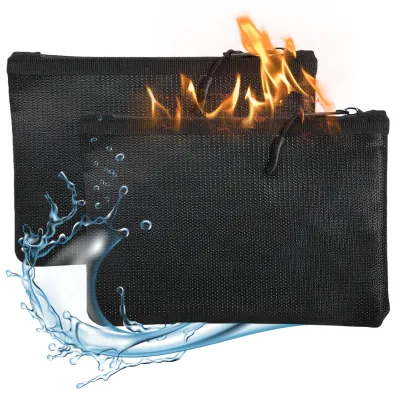 Produktbild von 2 feuer- und wasserfeste Dokumententaschen (20,5 x 13,5 cm), hitzebeständig bis 4200 °C, sicherer Schutz für Pässe, Bargeld und wichtige Dokumente.