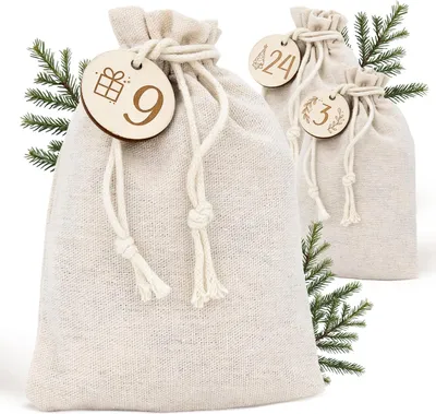 Produktbild von Adventskalender zum Befüllen – 24 Jutebeutel mit Holzanhängern und Kordel – Adventskalenderbeutel zum Selbstbefüllen – Wiederverwendbarer Weihnachtskalender